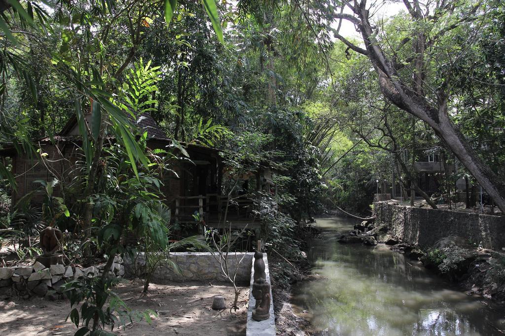 Rumah Senjakala バントル エクステリア 写真